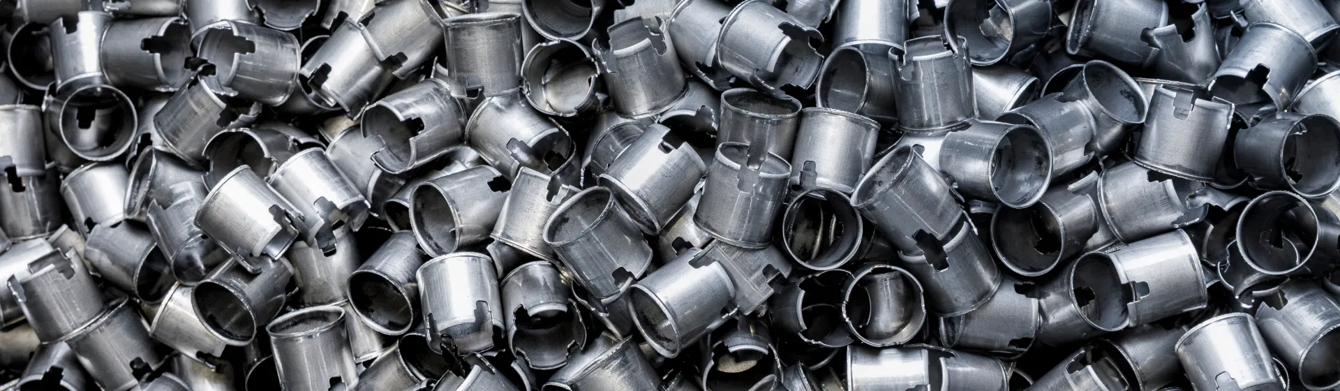 Zylindrische Bauteile mit eingekerbten Rändern, durch Tiefziehen von Blech hergestellt