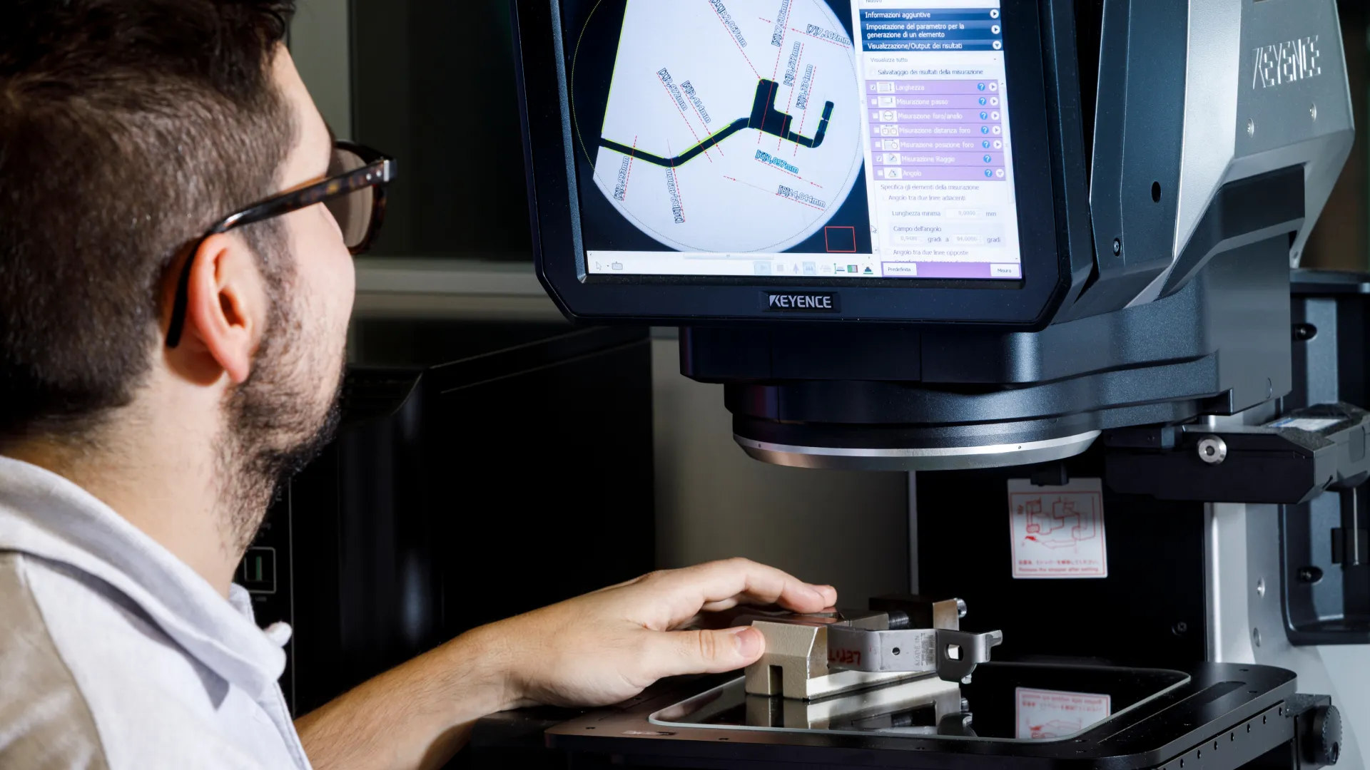Sifral-Techniker bei der optischen Qualitätskontrolle im Rahmen der zertifizierten Metallbearbeitung