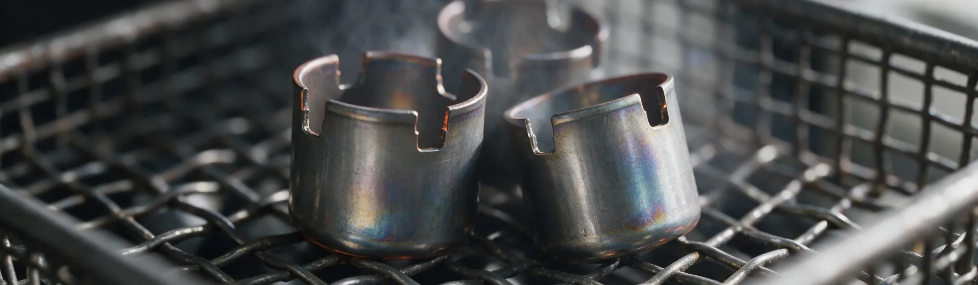 Cups with notched edges in the basket after thermal treatment