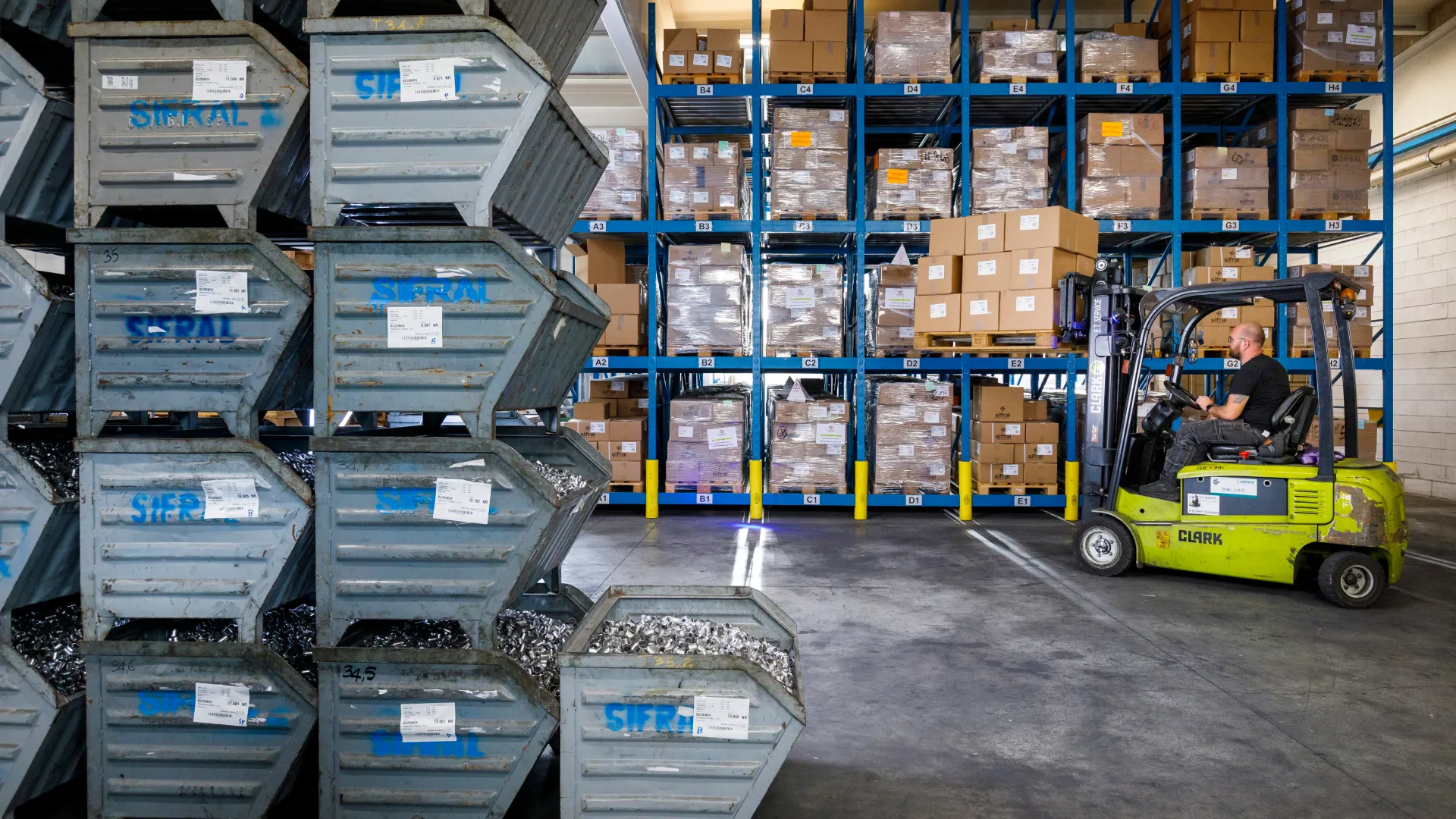 Entrepôt Sifral avec bacs de composants métalliques prêts pour la livraison et le stock en consignation